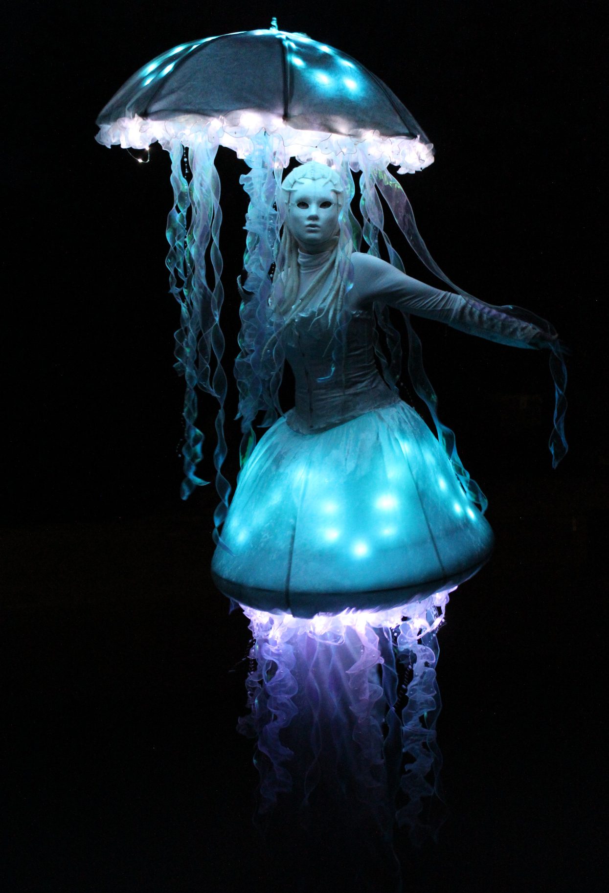 LED Stelzen Walkact, Aqua Walkactkünstler, Stelzentheater, Qualle Stelzenläufer Aqua LED Kostüm Stelzenläufer buchen Wak Acts für Lichterfeste und Abendveranstaltungen