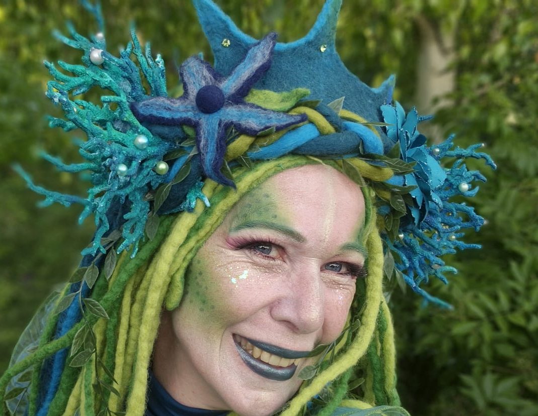 Stelzenkünstler buchen von Juxart Shows und Walking Acts für Stadtfest, Festival, Hochzeitsfeier buchen, Stelzenläufer buchen