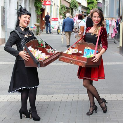 nostalgischer Walkakt und Animation Bauchladen Walkact für Betriebsfeste, Galas, Strassenfeste