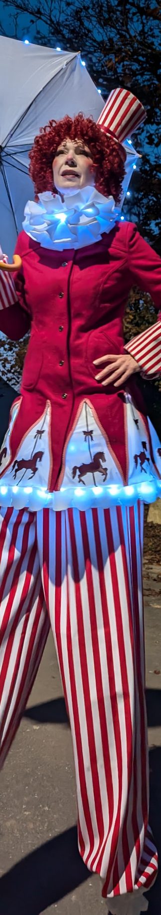Stelzenwalkacts, Stelzentheater, Miss Candy Walk Acts Stelzenlauf von professionellen Künstlerinnen, Stelzentheater, Künstler für Weihnachtsmarkt buchen