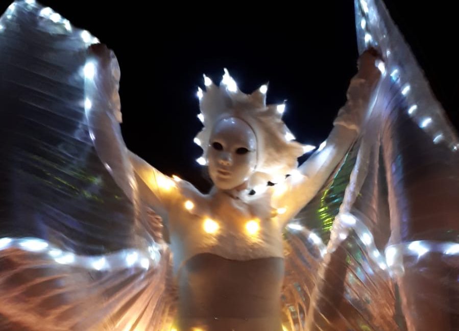 Stelzenläufer buchen von Juxart Shows und Walking Acts für Stadtfest, Festival, Hochzeitsfeier buchen, Stelzenläufer buchen