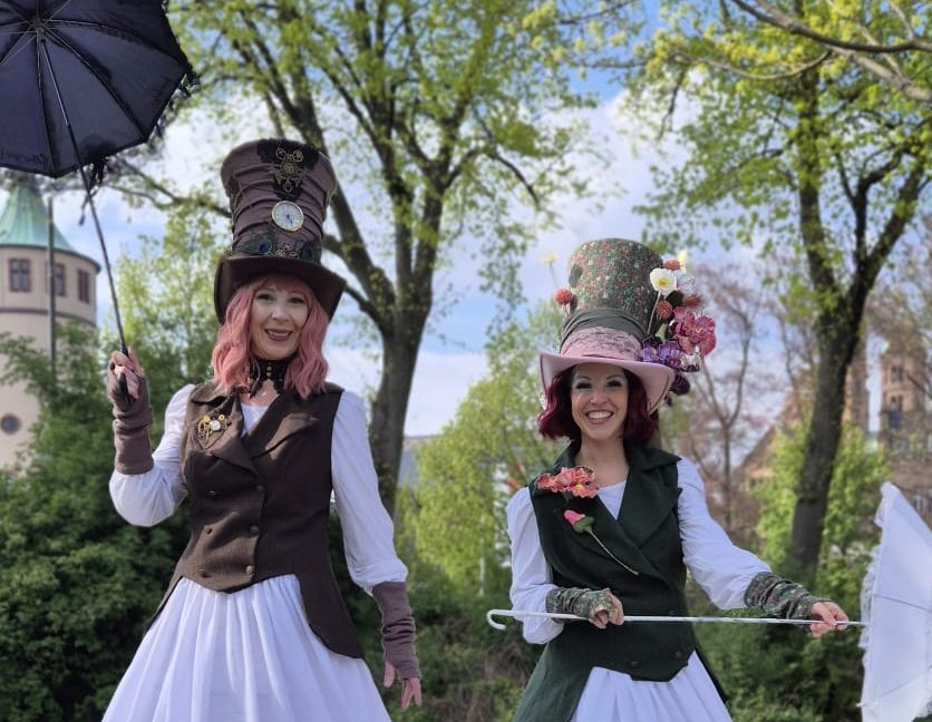 Stelzenkünstler buchen Shows und Walking Acts für Stadtfest, Festival, Hochzeitsfeier buchen, Stelzenläufer buchen