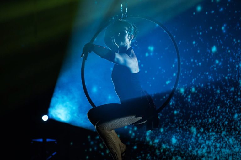 Aerial Hoop, Akrobatik Act, Varieté Künstler buchen, Artisten engagieren