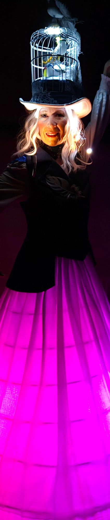 Extravagante Stelzenläufer modern circus, professionelle Stelzenläufer mieten und Walk Acts buchen, Walk Act Künstler buchen