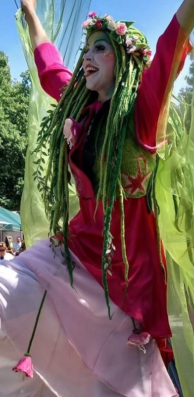 Stelzen Walk Act, Blumen Stelzenläufer buchen, Stadtfest, Strassenfest, Festival, Outdoorveranstaltung buchen