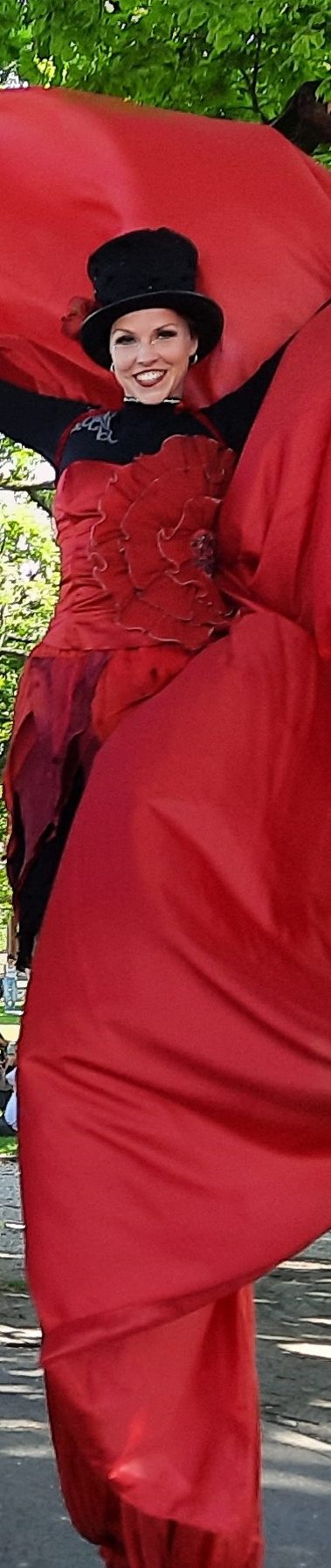 Extravagante Stelzenläufer modern circus, professionelle Stelzenläufer mieten und Walk Acts buchen, Walk Act Künstler buchen