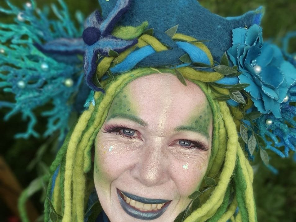 Künstleragentur, professionelle Artisten, Stelzenkünstler Künstler buchen, Walking Act Stelzen Performance, Blumen Act, Gartenmesse